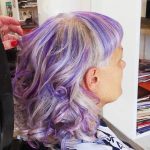 Femme aux cheveux long violet